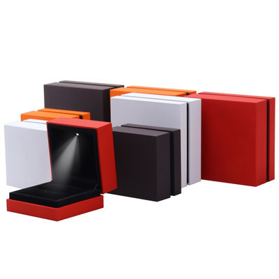 9*9*3.5cm juwelen doos organisator met logo gebakken gelakt zwart rand LED ring doos