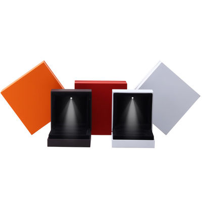 9*9*3.5cm juwelen doos organisator met logo gebakken gelakt zwart rand LED ring doos