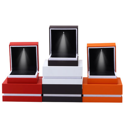 kopen Eindjuwelen Verpakkingsdoos Bakken Verf Handwerk Wit Rande LED Ring Juwelendoos 9*9*3.5cm online manufacture