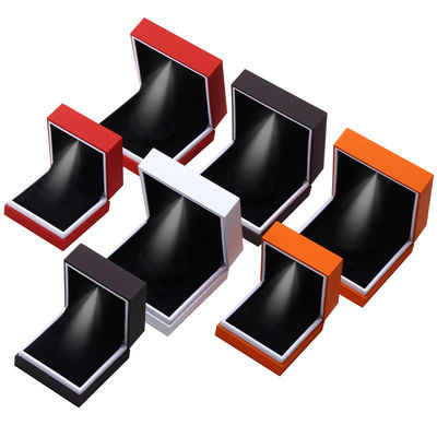 Eindjuwelen Verpakkingsdoos Bakken Verf Handwerk Wit Rande LED Ring Juwelendoos 9*9*3.5cm