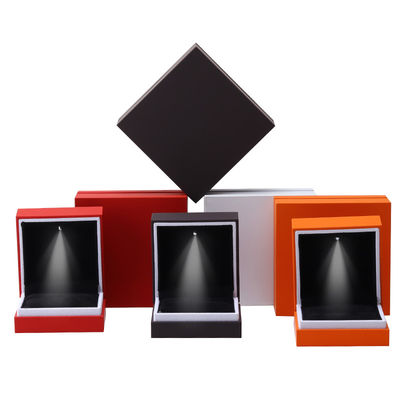 Eindjuwelen Verpakkingsdoos Bakken Verf Handwerk Wit Rande LED Ring Juwelendoos 9*9*3.5cm