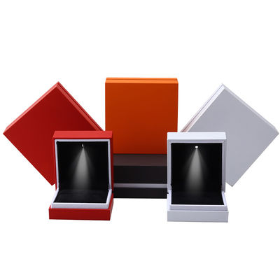 Eindjuwelen Verpakkingsdoos Bakken Verf Handwerk Wit Rande LED Ring Juwelendoos 9*9*3.5cm