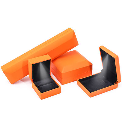 Gepersonaliseerde maat Handgemaakte oranje LED Ring Juwelen doos voor aangepaste logo en wit licht