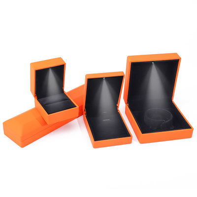Gepersonaliseerde maat Handgemaakte oranje LED Ring Juwelen doos voor aangepaste logo en wit licht