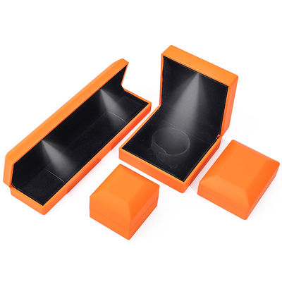 Gepersonaliseerde maat Handgemaakte oranje LED Ring Juwelen doos voor aangepaste logo en wit licht