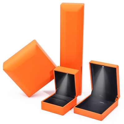 Gepersonaliseerde maat Handgemaakte oranje LED Ring Juwelen doos voor aangepaste logo en wit licht