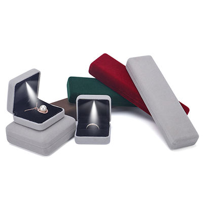 Hanhong Luxury Embossed LED Velvet Brown Juwelen Verpakkingsdoos Custom Ring Doos met licht