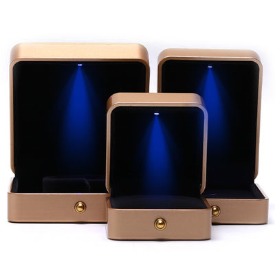 kopen Handgemaakte luxe LED sieraden doos voor Custom Plastic Spray geschilderde vierkant halsketting Ring online manufacture