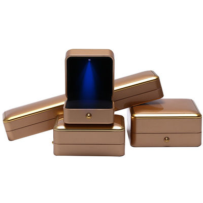 Handgemaakte luxe LED sieraden doos voor Custom Plastic Spray geschilderde vierkant halsketting Ring