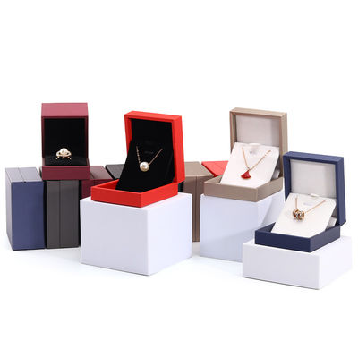 Gepersonaliseerde handgemaakte lederen sieraden doos voor ringen en halskettingen Luxe verpakking