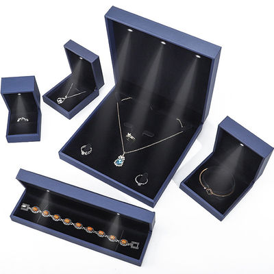 kopen High-end geborstelde LED sieraden doos, PU lederen ringdoos met licht binnenin online manufacture