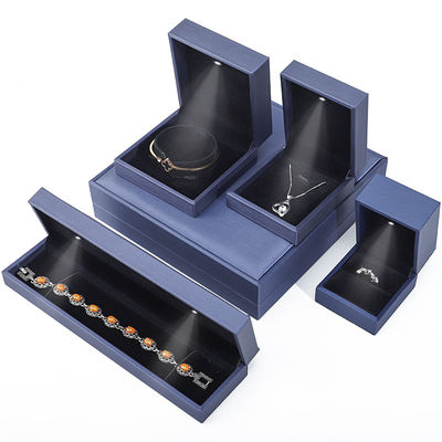 High-end geborstelde LED sieraden doos, PU lederen ringdoos met licht binnenin