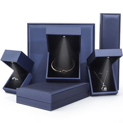 High-end geborstelde LED sieraden doos, PU lederen ringdoos met licht binnenin