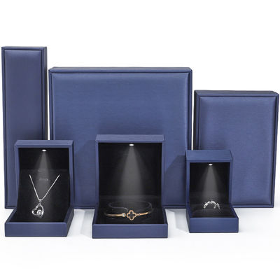 High-end geborstelde LED sieraden doos, PU lederen ringdoos met licht binnenin