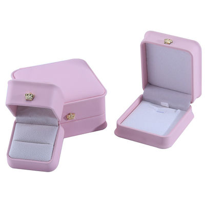 Roze stud oorbellen armband halsketting ring sieraden doos met aangepaste grootte PU leer
