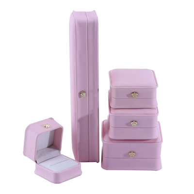 Roze stud oorbellen armband halsketting ring sieraden doos met aangepaste grootte PU leer