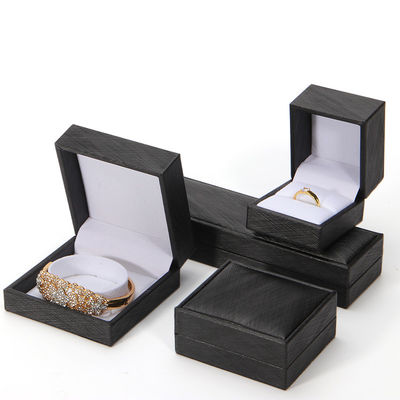 kopen Beige bekleed PU leer sieraden doos 2022 sieraden pakket met op maat gedrukte ring doos online manufacture