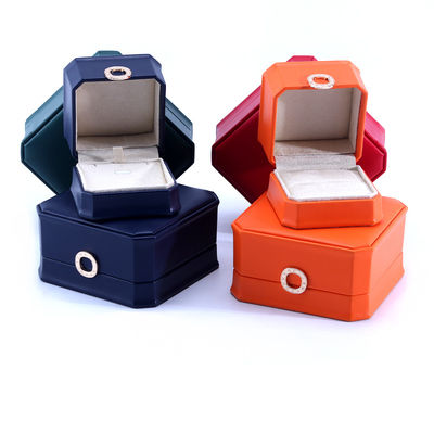 11*11*5.5cm Customized Color Ring Design PU Leer Juwelen Doos voor halsketting Armband