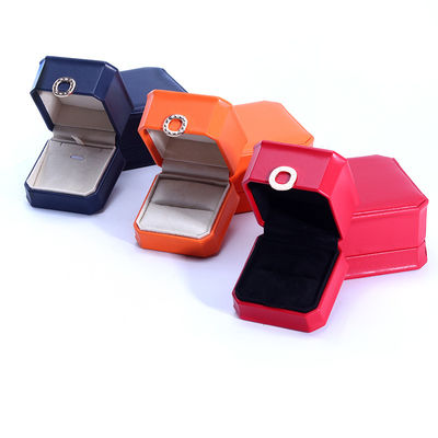 11*11*5.5cm Customized Color Ring Design PU Leer Juwelen Doos voor halsketting Armband