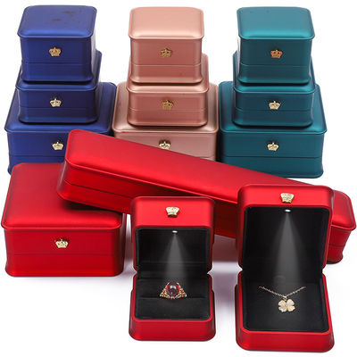 kopen Golden Crown Led Light Juwelen Doos Voor Halsketting Armband Ring Ohrringe Verpakking online manufacture