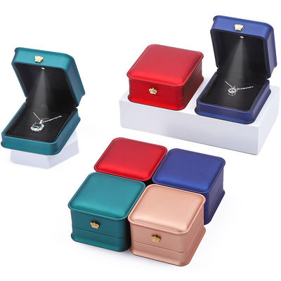 Golden Crown Led Light Juwelen Doos Voor Halsketting Armband Ring Ohrringe Verpakking
