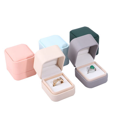 kopen Custom Logo Juwelen Pakket PU Lederkist voor oorbellen Armbanden Halskettingen en Ringen online manufacture