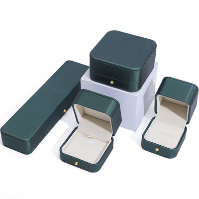 kopen Nieuwste stijl groene PU leer sieraden verpakkingsdoos voor bruiloft halsketting oorbellen ring online manufacture