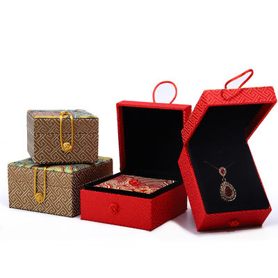kopen Handgemaakte fluwelen juwelen dozen Materiaal Chinese stijl Rode halsketting hanger opslagdoos online manufacture