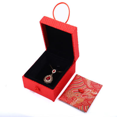 Handgemaakte fluwelen juwelen dozen Materiaal Chinese stijl Rode halsketting hanger opslagdoos