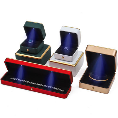 kopen Gepersonaliseerde Gold Trim LED Juweliersdoos Organisator voor Armband Halsketting Oorbellen Ring online manufacture