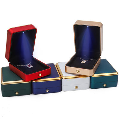 Gepersonaliseerde Gold Trim LED Juweliersdoos Organisator voor Armband Halsketting Oorbellen Ring