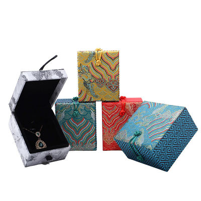 Gouden satine sieraden opslag voor klassieke halsketting hanger door Hanhong in stijl