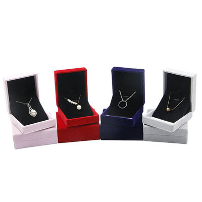 Velvetmateriaal Hanhong Custom Embossed Red Jewelry Box voor halsketting en ring 6*6*4.6cm