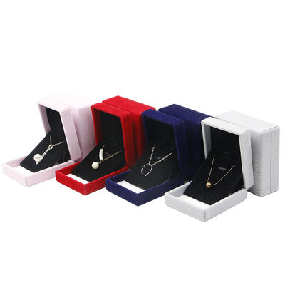 Velvetmateriaal Hanhong Custom Embossed Red Jewelry Box voor halsketting en ring 6*6*4.6cm
