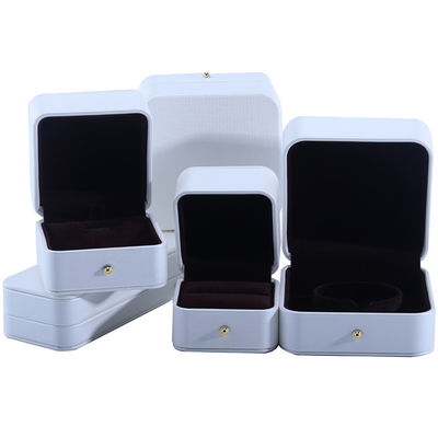 kopen Wit PU leer sieraden verpakkingsdoos voor trouwhalsketting oorbellen Ring 9,5*9,5*6cm online manufacture