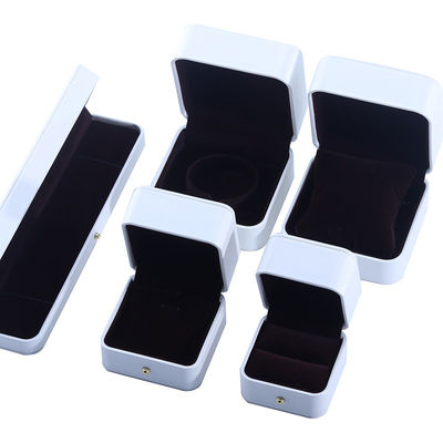 Wit PU leer sieraden verpakkingsdoos voor trouwhalsketting oorbellen Ring 9,5*9,5*6cm