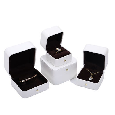 Wit PU leer sieraden verpakkingsdoos voor trouwhalsketting oorbellen Ring 9,5*9,5*6cm