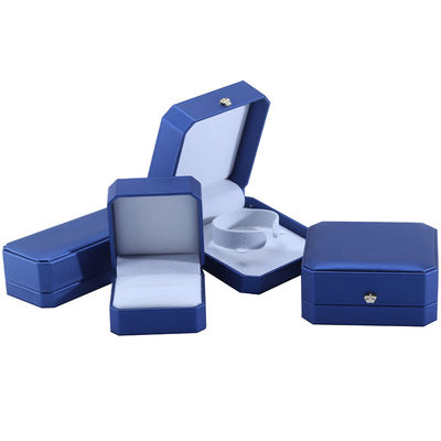 Op maat gemaakte kroonvormige juwelenopslagdoos in blauw PU-leer voor ringen en accessoires