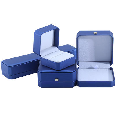 Op maat gemaakte kroonvormige juwelenopslagdoos in blauw PU-leer voor ringen en accessoires