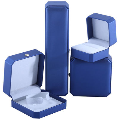 Op maat gemaakte kroonvormige juwelenopslagdoos in blauw PU-leer voor ringen en accessoires