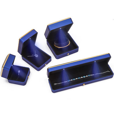 Armband, halsketting, oorbellen, ring, juwelendoos met milieuvriendelijk materiaal en LED-licht
