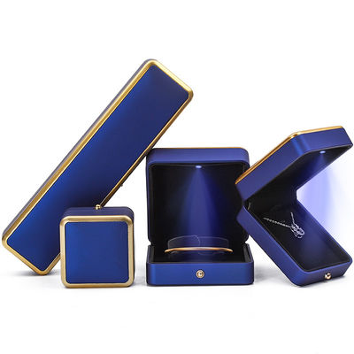 Armband, halsketting, oorbellen, ring, juwelendoos met milieuvriendelijk materiaal en LED-licht
