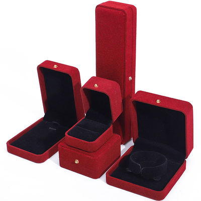 kopen Custom Luxury Red Velvet Juwelen Verpakkingsdoos voor halsketting Armband Oorbellen Ring online manufacture
