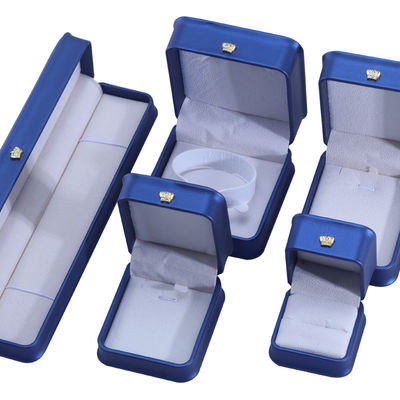 Custom Logo PU Leather Crown Design Juwelen Doos Set voor Blauwe Armband Halsketting Ring