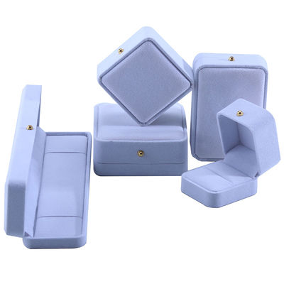 Gepersonaliseerde witte fluwelen sieraden verpakkingsdoos voor halsketting armband stud oorbellen ring