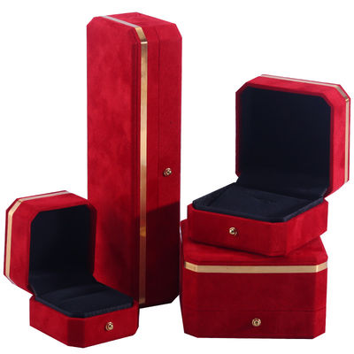 kopen Groothandelsproductie Halsketting Ring Juwelen Set Verpakkingsdoos Juwelen cadeaubon Custom logo rood fluwelen juwelendoos met gouden rand online manufacture
