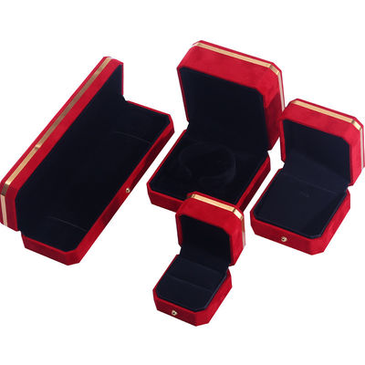Groothandelsproductie Halsketting Ring Juwelen Set Verpakkingsdoos Juwelen cadeaubon Custom logo rood fluwelen juwelendoos met gouden rand