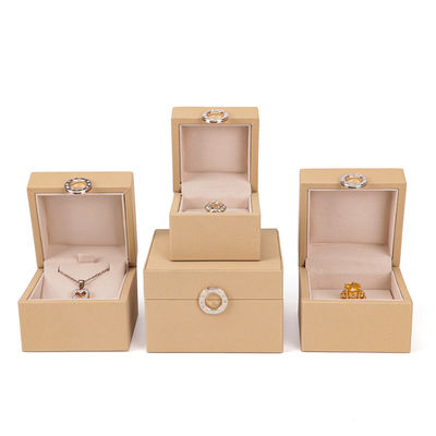 Custom Hot Stamping Logo Vier blad klaver PU leer sieraden doos voor aangepaste grootte ringen