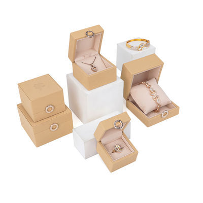 Custom Hot Stamping Logo Vier blad klaver PU leer sieraden doos voor aangepaste grootte ringen