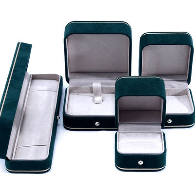kopen Gepersonaliseerde grootte en aangepaste logo Groene fluweel juwelen doos voor Armband halsketting Ring online manufacture